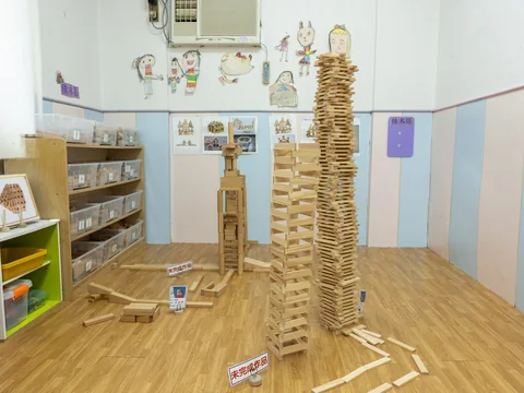 積木探索區，展示孩子搭建的木積木高塔