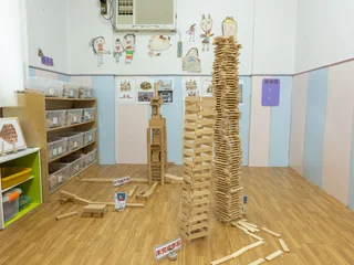 孩子搭建的木積木高塔與建構作品