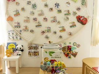教室作品牆展示孩子的創作與學習成果